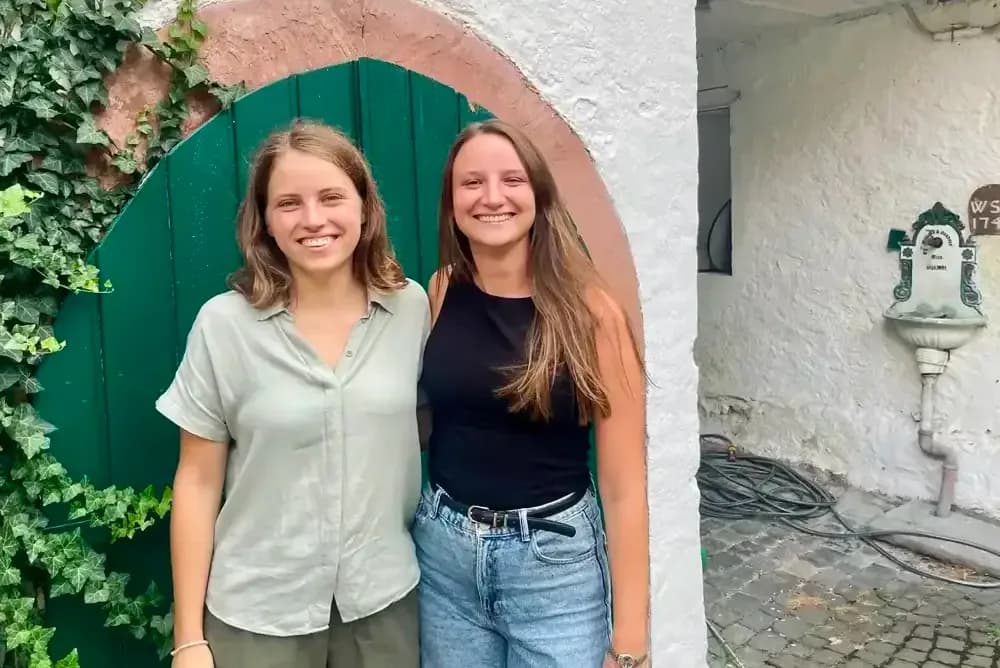 Lene Lotz (li.) und Carina Rüffer vom Vorstand des Ostara-Akademie.