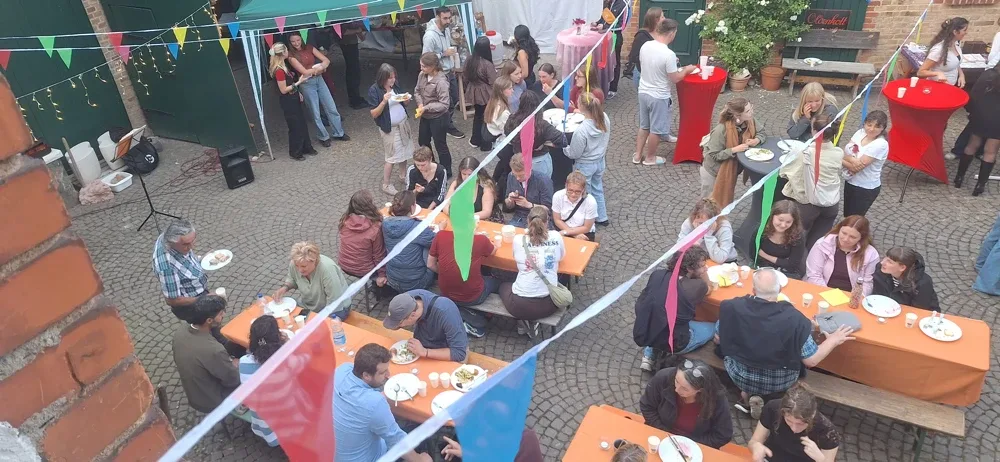 Blick in den Hof in Wallau, wo „Ostara – Akademie junger Frauen“ mit vielen Gästen die Eröffnung feierte.